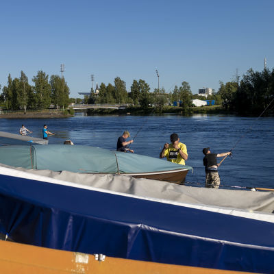Oulun Tuiranväylässä kalastajia