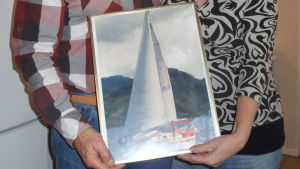 Båten Sampo Bild på Anneli och Seppo sarekoski i deras kök i Ekenäs. Bilden fokuserar på en tavla av segelbåten Sampo.