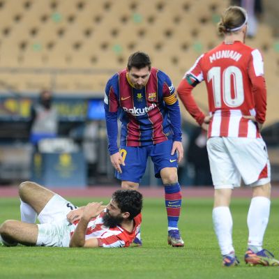 Lionel Messi tarkistaa, missä kunnossa Athletic Bilbaon Asier Villalibre on.
