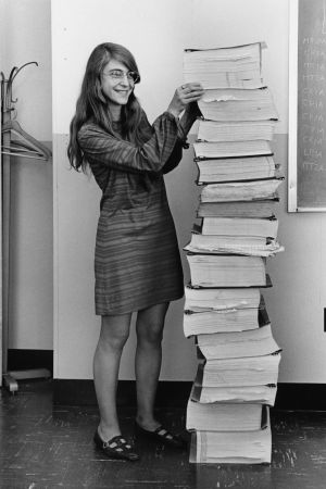 Den framstående matematikern och programmeraren Margaret Hamilton med koden som tog den första människan till månen. Margaret Hamilton och hennes utskrivna kod för Apollo 11.