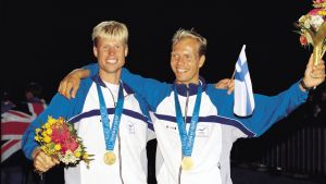 Thomas Johanson (t.h.) och Jyrki Järvi säkrade guldet redan före den sista starten. Jyrki Järvi och Thomas Johanson vann OS-guld i 49er i Sydney.