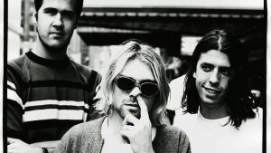 Nirvana var Kurt Cobain, Krist Novoselic och Dave Grohl Nirvana poserar. Kurt petar sig i näsan.