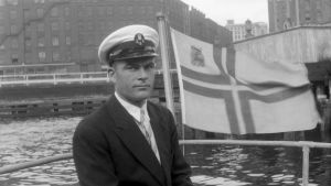 Uno Ekblom anlände till New York 13 juli 1939. Uno i sin båt med finländsk flagga.