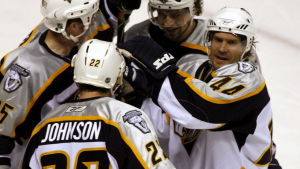 Timonen och Johnson var lagkamrater i sju säsonger. Kimmo Timonen firar med sina lagkamrater i Nashville Predators.