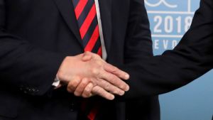 29 sekunder räckte handskakningen Trump-Macron. En slags styrketävling. Närbild av två högerhänder. 29 sekunder räckte den starka handtryckningen mellan Trump och Macron.
