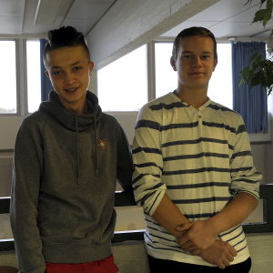 Jesper Norrgård och Kajus Daukša går på nian i Närpes högstadium. Pojkarna Jesper Norrgård och Kajus Dauksa, närpes högstadieskola, inomhus