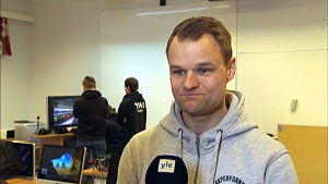Peter Siegfrid coachar e-sportsentusiasterna vid YA i Närpes. Peter Siegfrids coachar e-sportarna i Närpes.