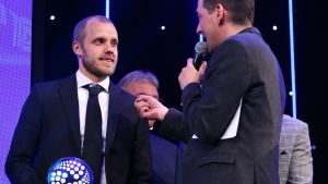 Pukki tog emot priset på en gala i London. Teemu Pukki intervjuas under en prisgala