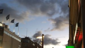 Pilviä Tampereen iltataivaalla - pilvistä yksi näyttää oikealle kaahaavalta porsaalta, näkyy kärsä, korvat jne.