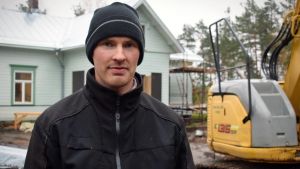 Einar Lindroos påminner om att hålla huvudet kallt när man går in för att göra om sommarstugan till permanent boende. person