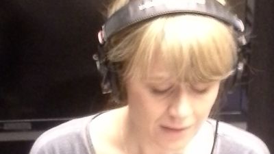Sonja Ahlfors läser i studion