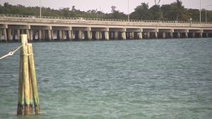 Bron från fastlandet i Florida till Key Biscayne byggdes år 1947. Havet syns överallt när man kör till Key Biscayne i Florida.