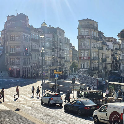 Trafik i centrum av staden Porto.
