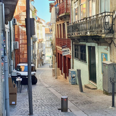 En smal gränd i Portos gamla stad.