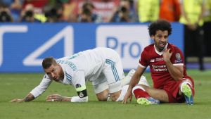 Salah skadade axeln i Kiev. Sergio Ramos och Mohamed Salah efter en närkamp i Champions League-finalen 2018.