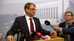 Statsminister Juha Sipilä håller en presskonferens.