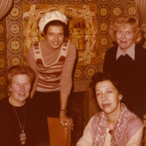 Saksanopettaja Margarita Peskarjeva, piano-opettajat Ritva-Tuuli Ahonen ja Manja Mekler sekä Meri leningradilaisessa ravintolassa 1970-luvulla. Pianistit Meri Louhos, Ritva-Tuuli Ahonen ja Manja Mekler leningradilaisessa ravintolassa 1970-luvulla.