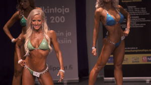 I dokumentären Fitnesstrillingarna får vi följa med på tävlingar. Då är det brunsprejade och svällande muskler som gäller. Fitnesstrillingarna