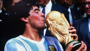 Diego Maradona pussaa palkintopokaalia finaalin jälkeen Meksikon MM-kisoissa 1986.