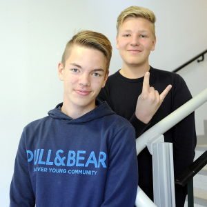 Anton Frants och Simon Lundegård på åttan i Högstadiet i Petalax. Anton Frants och Simon Lundegård, i högstadiet i petalax, står i trappa inomhus