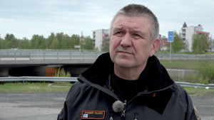 Gränsbevakarna började med att fråga om det verkligen var nödvändigt att korsa gränsen, säger kaptenlöjtnant Tommy Håkans vid gränsbron i Torneå i juni. Gränsbevakare i uniform vid den tillfälliga gränskontrollen i Torneå.