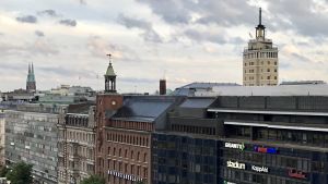 Hufvudstadsbladets redaktion på Mannerheimvägen i Helsingfors. Torn och kyrktinnar över hustaken i Helsingfors