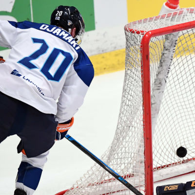 Niko Ojamäki gör mål mot Sverige i EHT-turneringen i Stockholm.