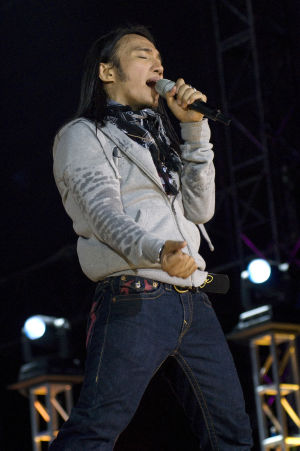 Arnel Pineda. Don't Stop Believing: Everyman's Journey. Kuvassa uusi laulusolisti Arnel Pineda.