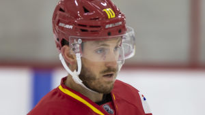 Nyförvärvet Jordan Schroeder har under träningarna haft rollen som förstacenter. Jordan Schroeder jäällä.
