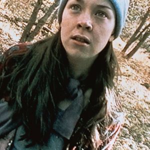 Heather är den som in i det sista desperat fortsätter filma och hennes nattliga monolog då hon inser att det är kört är mästerlig. Heather Donahue i filmen Blair Witch project 1998.