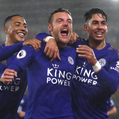 Leicesterin Jamie Vardy juhlii maaliaan, kavereina Youri Tielemans ja Ayoze Perez