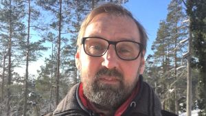 Hangös controller Kim Adolfsson har haft ett styvt jobb att bolla med siffrorna i bokslutet 2020. Man utomhus