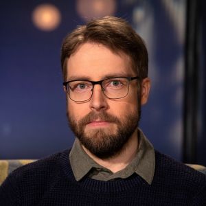Kirjailija ja toimittaja Tuukka Hämäläinen Flinkkilä & Kellomäki -ohjelman studiossa. 