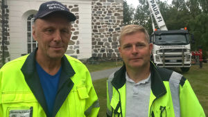 Porträtt av vd:n för Nykarleby spåntak, Tom Nylund samt Pedersörenejdens kyrkliga samfällighets fastighetschef Daniel Vikström.