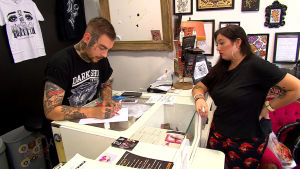 En tatuering måste planeras noga. Tatueraren Godwell och kunden Sarah Tourneur diskuterar en skiss. Tatueringsartisten Godwell och kunden Sarah Tourneur talar om Sarahs nästa tatuering.