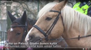 I ett humoristiskt klipp diskuterar två polishästar med varandra. I polisens humoristiska klipp diskuterar två polishästar med varandra.