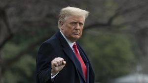 Donald Trump har under sina fyra år som president rivit upp miljölagar och -förordningar. Trump hade krävt större stödbelopp till enskilda amerikaner i stödpaketet, men det ville republikanerna inte gå med på.