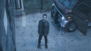 Are you talking to me? Paul Rudd spelar Ant-Man - en stor hjälte som vinner på att vara liten. Ant Man tittar in i en övervakningskamera.