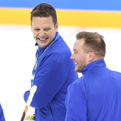 Lauri Marjamäki skrattar lyckligt under Lejonens första träningspass på OS i Pyeongchang.