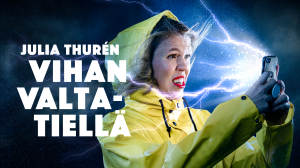 Julia Thurén vihan valtatiellä - sarjan pääkuvassa Julia on keltainen sadetakkipäällä myrskyssä, joka tulee kännykän näytöltä.