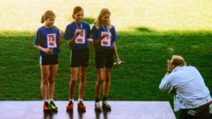 Karin Storbacka, till höger i blå tröja, på Stafettkarnevalen 1997. Där blev det brons på 3 x 600 meter för stora lågstadier. Karin Storbacka mfl på prispallen på Stafettkarnevalen 1997.