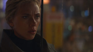 Varför är här så få kvinnor? Undrar Scarlett Johanssons svarta änka. Scarlett Johanssons Svarta änka ser bister ut.