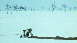 Laskuvarjojääkäri kerää varjoaan lapin tundralla.