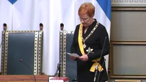 Presidentti Tarja Halonen virkaanastujaisissaan eduskunnassa, lukee paperista mikrofonin ääressä.