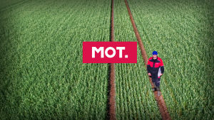 MOT:n jakson kansikuva. Taustalla viljelijä pellollaan ja keskellä MOT-logo.