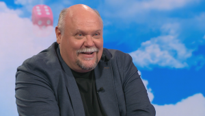 Näyttelilijä Hannu-Pekka Björkman Puoli seitsemän -ohjelmassa. 