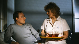 Pertti Sveholm ja Liisa Paatso elokuvassa Kuoleman hellä kosketus.