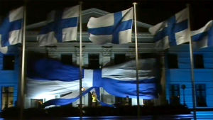 Lenita Airisto siniristilipuin koristellun Helsingin kaupungintalon parvekkeella (1992).