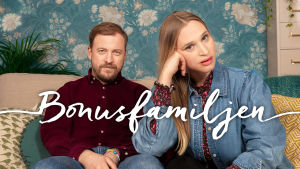 Patrik (Erik Johansson) och Lisa (Vera Vitali) från serien Bonusfamiljen på en soffa och tittar rakt in i kameran