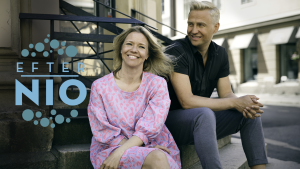 Sonja Kailassaari och Janne Grönroos sitter på en trappa.